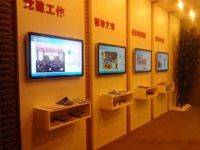 大连某教育中心-壁挂网络广告机