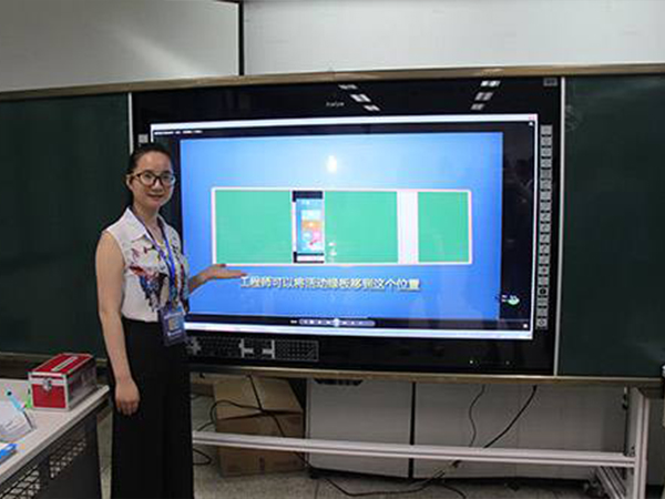 某教育中心-壁挂触摸一体机