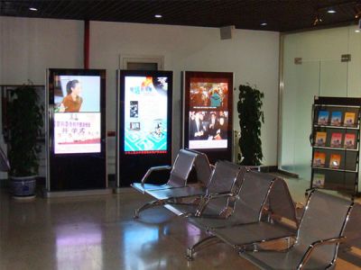 某银行-立式网络广告机