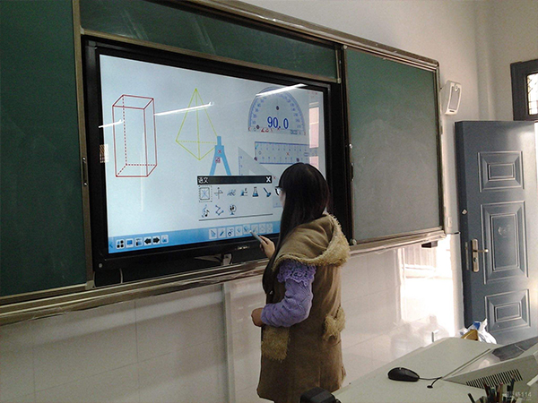 杭州某学校教室-壁挂触摸一体机